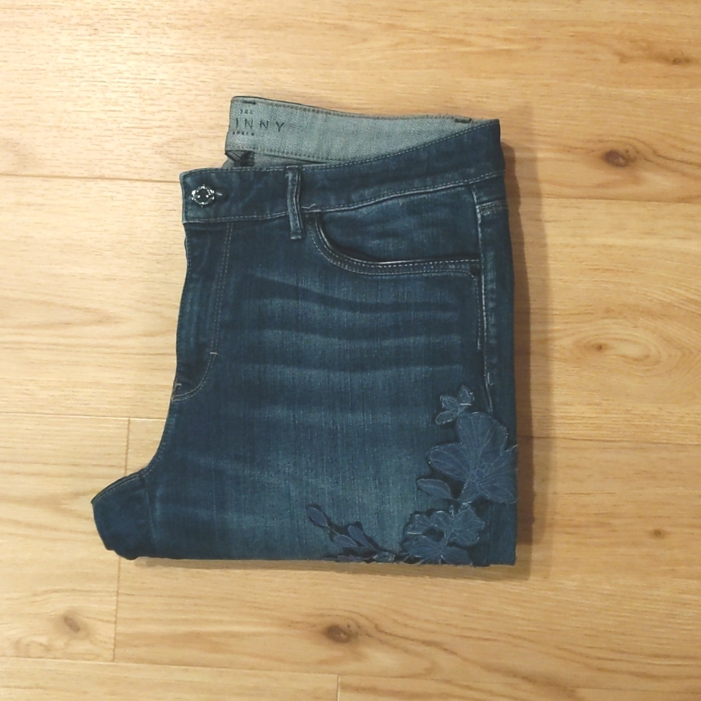 Skinny Ankle Jeans with decorative floral